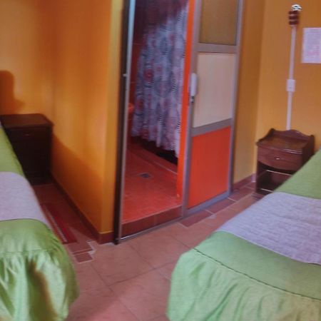 Hostal "La Roca" Уюні Екстер'єр фото