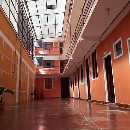 Hostal "La Roca" Уюні Екстер'єр фото