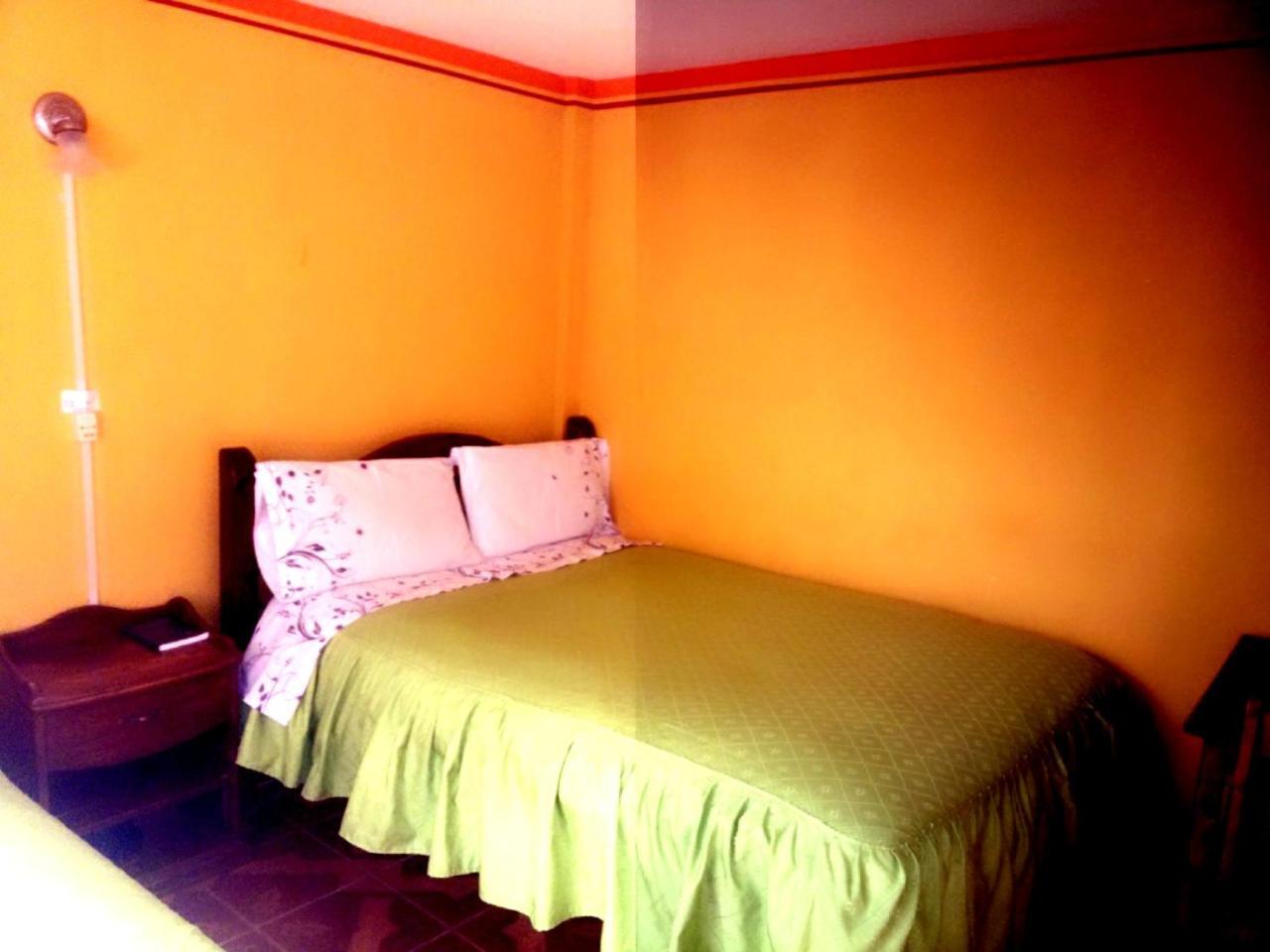 Hostal "La Roca" Уюні Екстер'єр фото