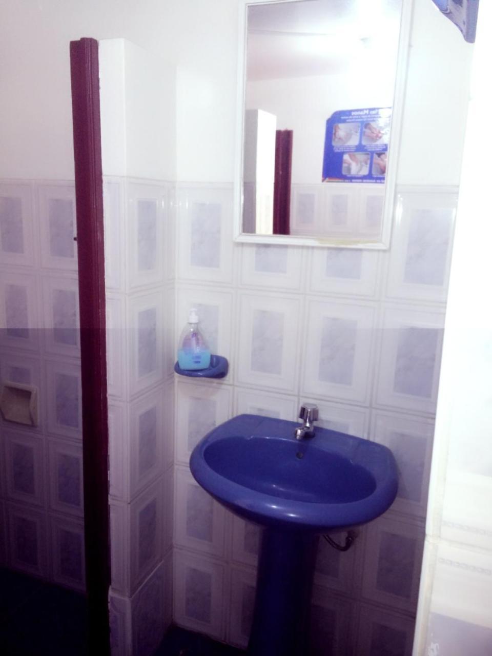 Hostal "La Roca" Уюні Екстер'єр фото