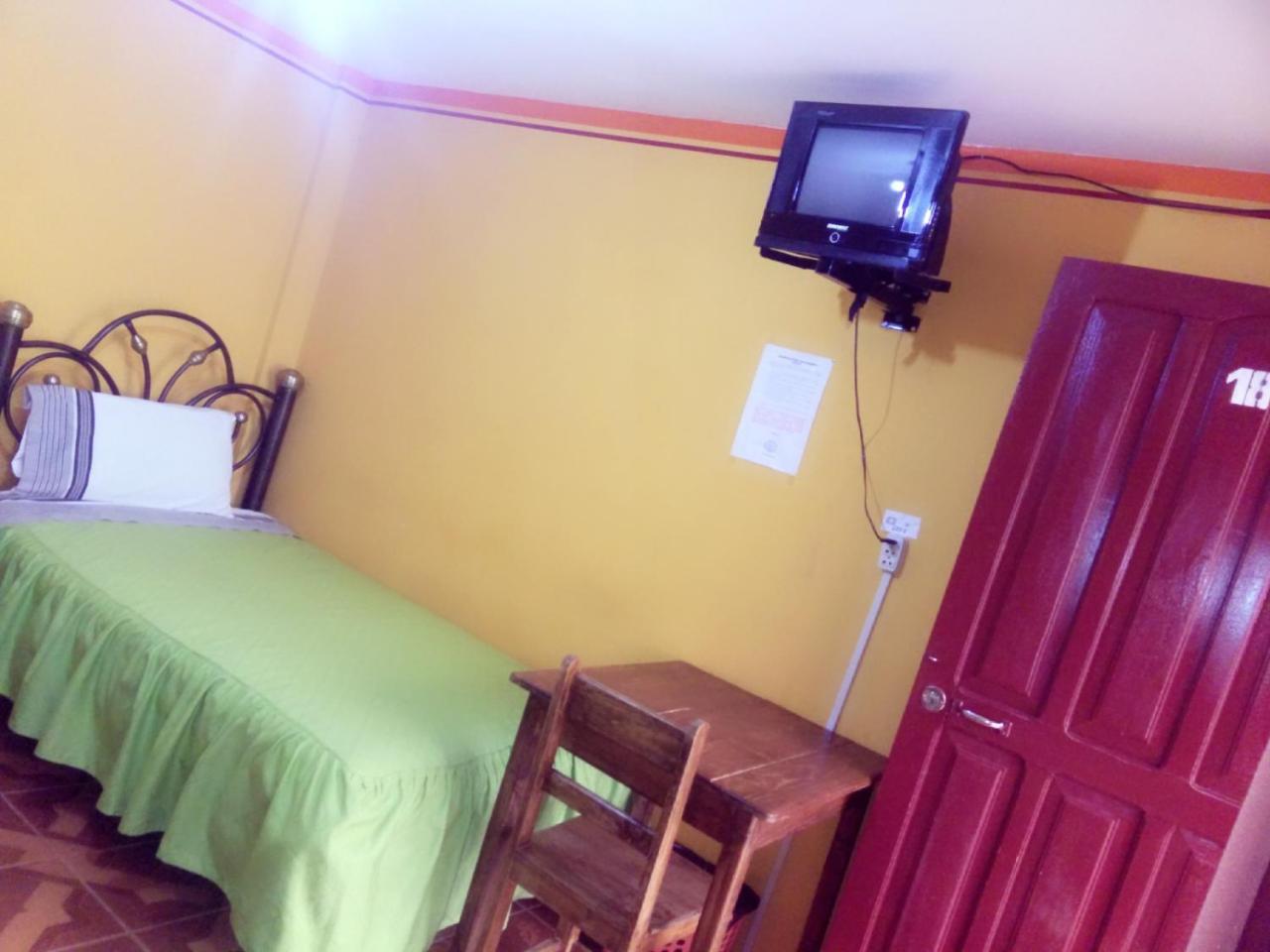 Hostal "La Roca" Уюні Екстер'єр фото