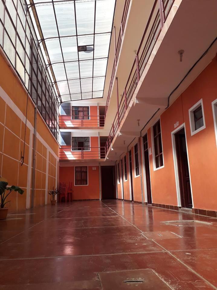 Hostal "La Roca" Уюні Екстер'єр фото