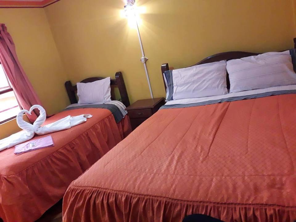 Hostal "La Roca" Уюні Екстер'єр фото