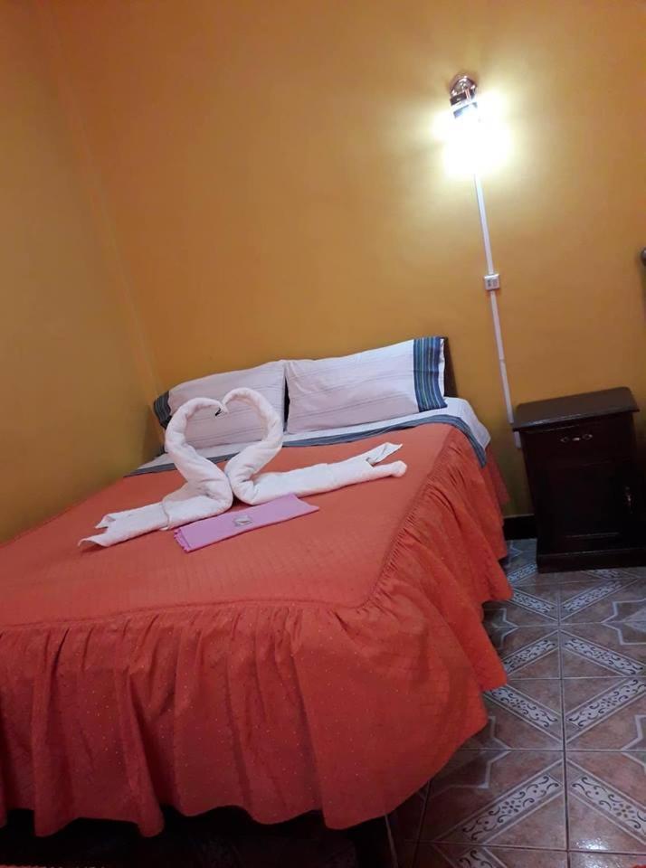 Hostal "La Roca" Уюні Екстер'єр фото